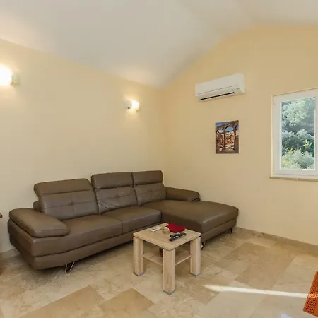 Apartament Joma 3 *